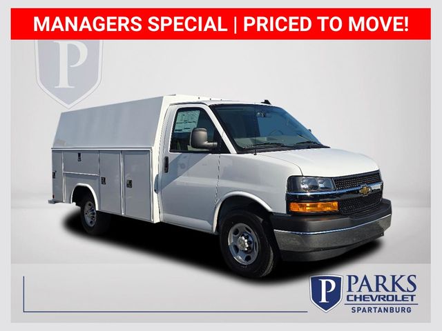Summit White 2025 Chevrolet Express Chassis 3500 Cutaway 139 Van Rear-Wheel Drive 8-Speed Automatic
