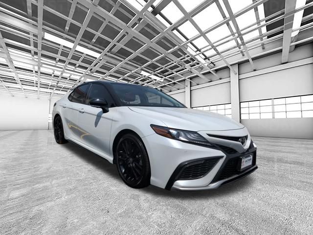 Wind Chill Pearl/Midnight Black Metallic 2023 Toyota Camry Sedan Front-Wheel Drive 8-Speed Automatic