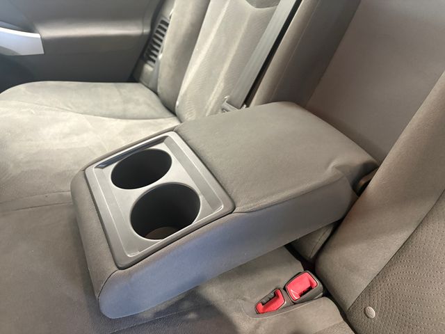 Used 2010  Toyota I image 23