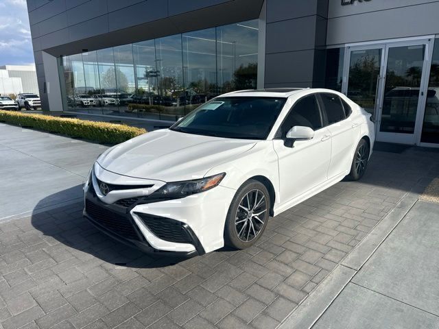 Super White 2021 Toyota Camry Sedan Front-Wheel Drive 8-Speed Automatic