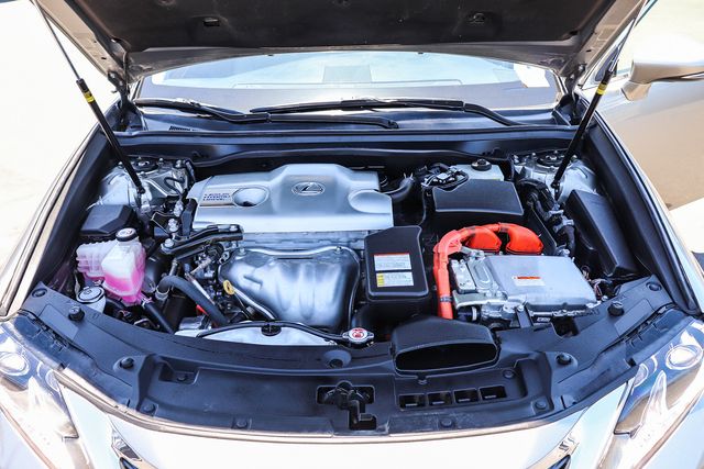 Used 2018 Silver Lexus 300h image 33