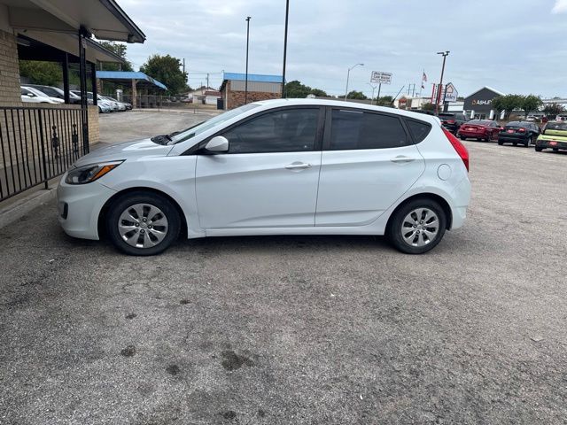 2017 Hyundai Accent Blanco (Chalk White) Hatchback Tracción delantera 6 velocidades Automática