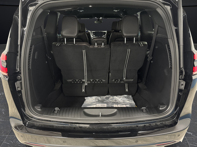 New 2026 Diamond Black Crystal Pearlcoat Chrysler Select image 15