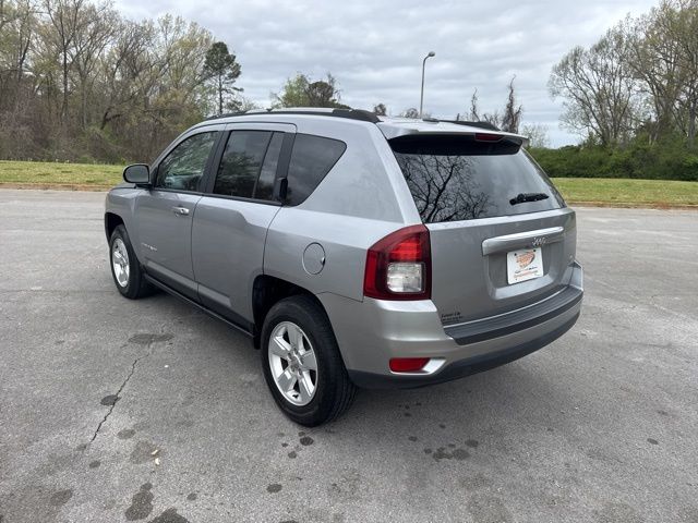 Used 2017 Silver Jeep Latitude image 5