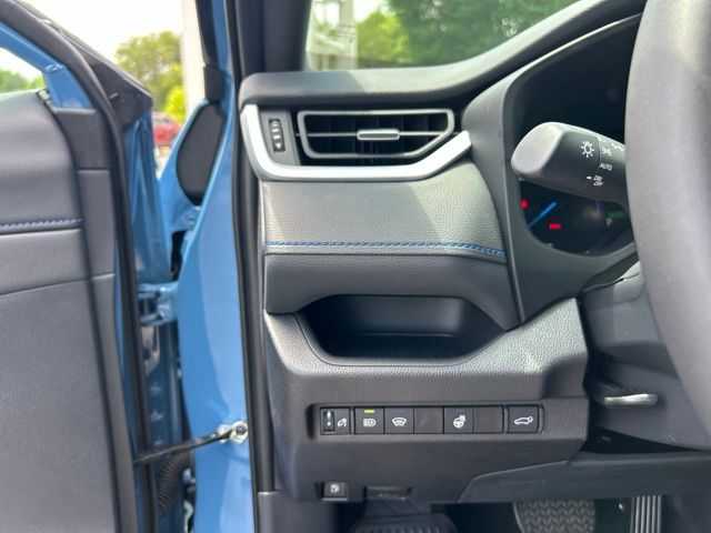 2025 Toyota RAV4 XSE - Photo 29