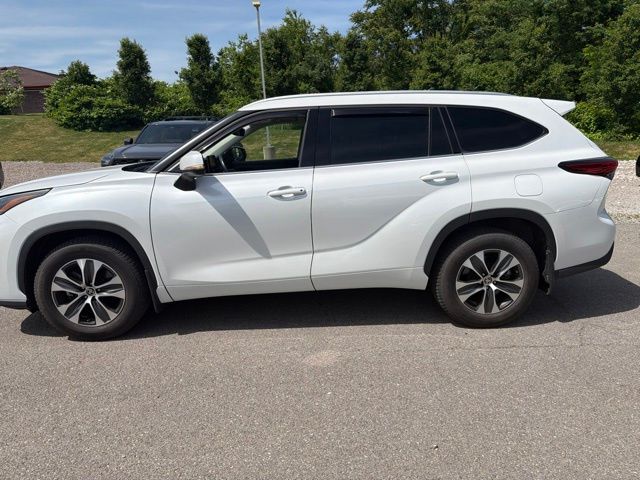 2022 Toyota Highlander XLE Off-white at Carlisle Cadillac Buick GMC