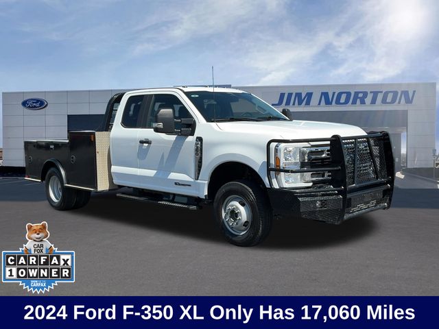 Oxford White 2024 Ford F-350 Super Duty Chassis XL SuperCab DRW 4WD Pickup Truck Four-Wheel Drive Automatic