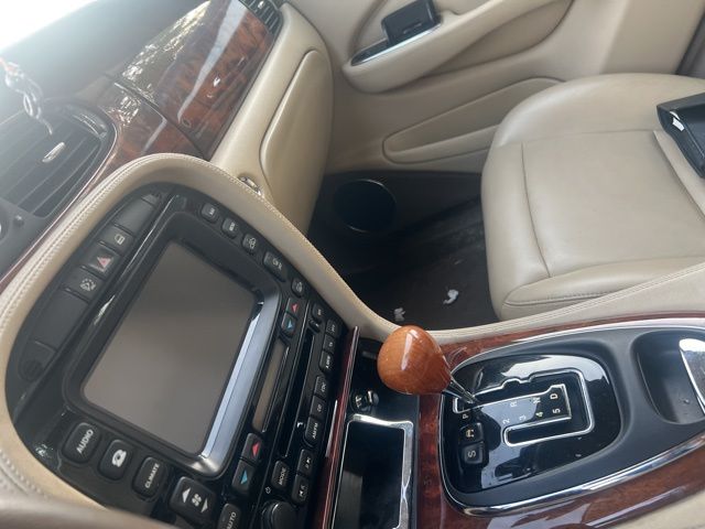 2006 White Jaguar XJ8 L RWD Sedan
