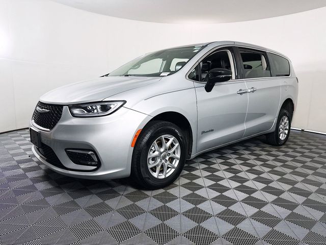 Used 2024 Chrysler Pacifica Van