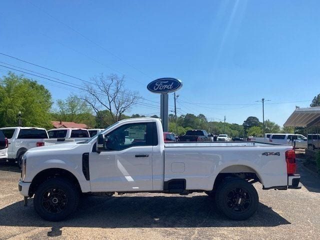 Oxford White 2025 Ford F-350 Super Duty Pickup Truck Four-Wheel Drive Automatic