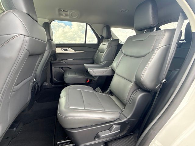 2025 Ford Explorer Active:B02485