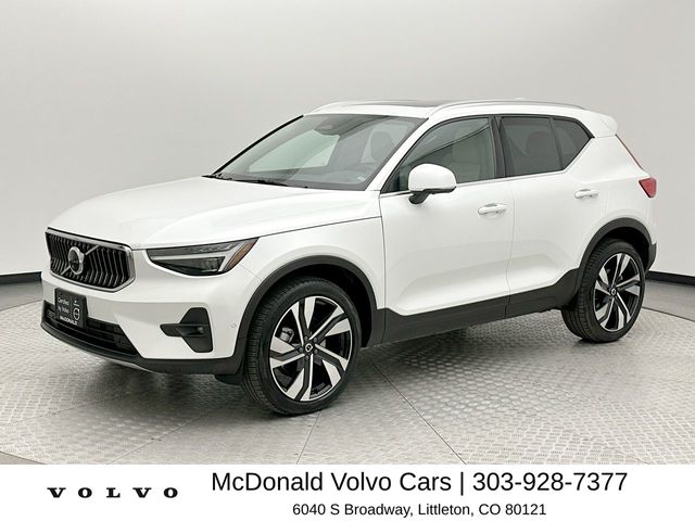 Crystal White 2023 Volvo XC40 B5 Ultimate Bright Theme AWD SUV / Crossover All-Wheel Drive Automatic