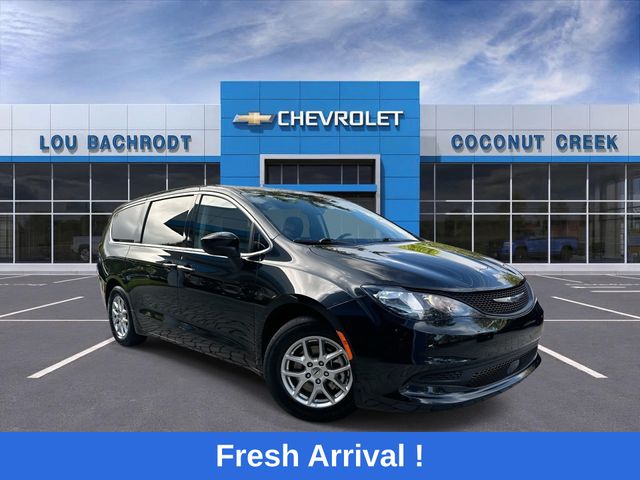 Brilliant Black Crystal Pearlcoat 2023 Chrysler Voyager Minivan Front-Wheel Drive 9-Speed Automatic