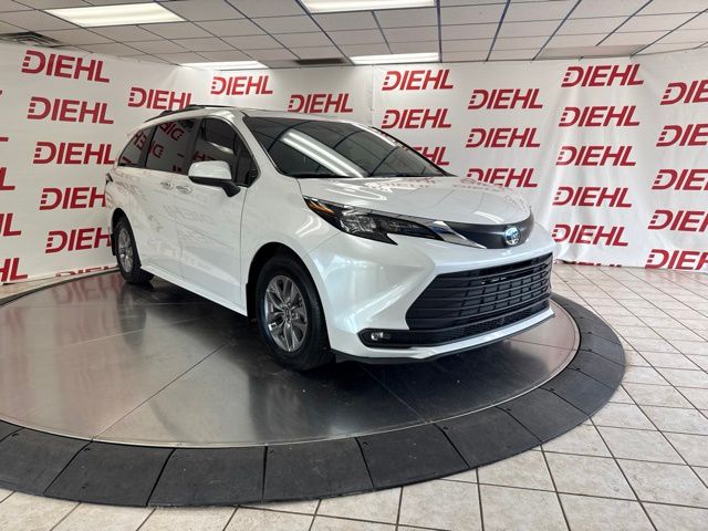 Pearl 2025 Toyota Sienna Minivan Front-Wheel Drive Continuously Variable Transmission