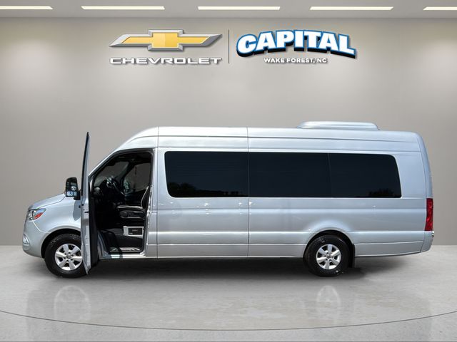 Used 2021  Mercedes-Benz Cargo 170 WB image 10
