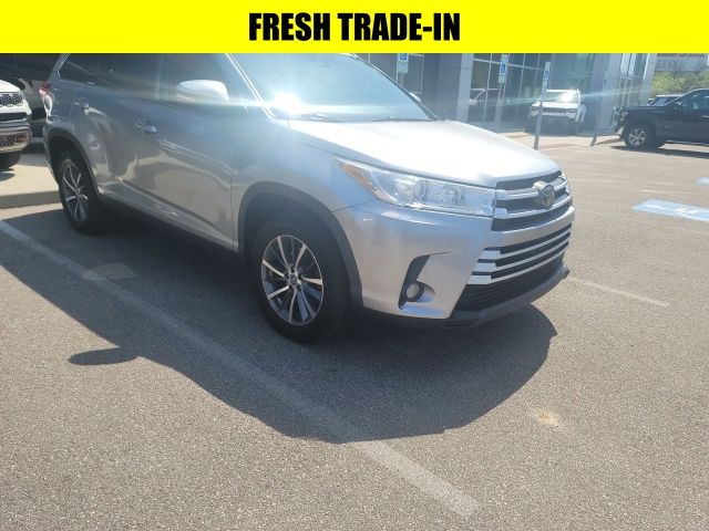 Celestial Silver Metallic 2019 Toyota Highlander XLE FWD SUV / Crossover Front-Wheel Drive 8-Speed Automatic