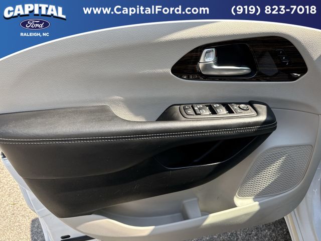 Used 2024 White Chrysler Limited image 19