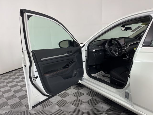 2025 Pearl White Tricoat Nissan Altima 2.5 SR FWD Sedan