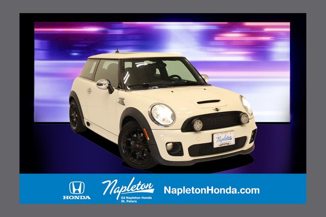Pepper White 2007 MINI Cooper S Hatchback Front-Wheel Drive 6-Speed Manual Overdrive