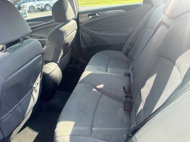 Used 2015 Starlight Silver Hyundai Base image 11