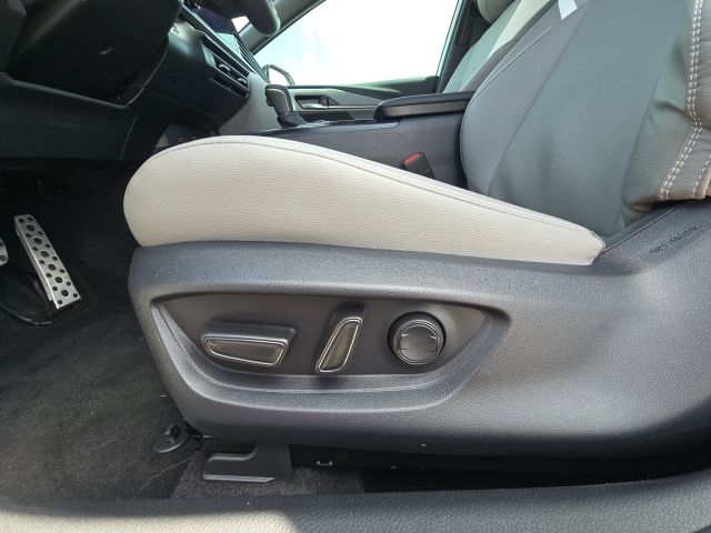 2025 Toyota Camry SE:B02318