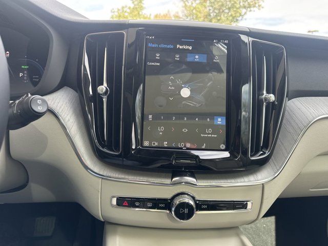 2025 Volvo XC60 Plug-In Hybrid T8 Plus photo