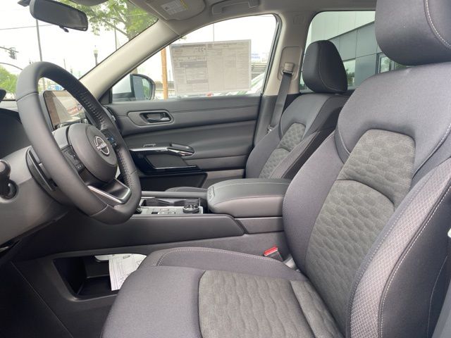 2025 Nissan Pathfinder SV photo