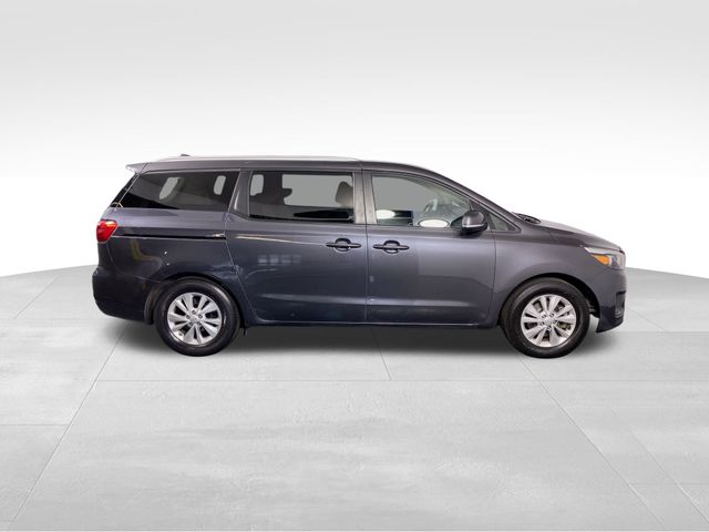 2017 Kia Sedona LX 33