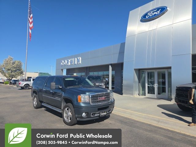Stealth Gray Metallic 2011 GMC Sierra 2500HD Denali Crew Cab 4WD Pickup Truck Four-Wheel Drive 6-Speed Automatic