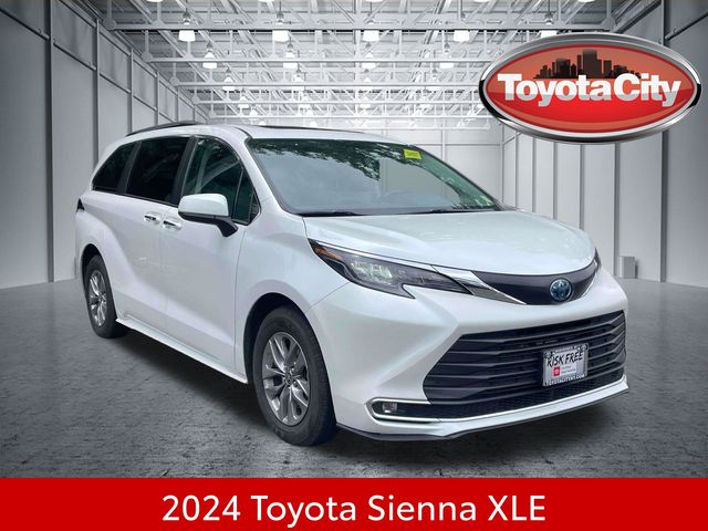 Pearl 2024 Toyota Sienna Minivan Front-Wheel Drive Continuously Variable Transmission