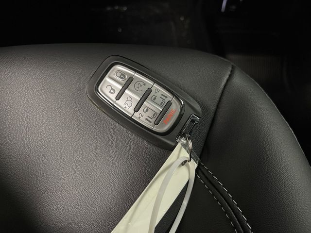 2025 Chrysler Pacifica Select photo