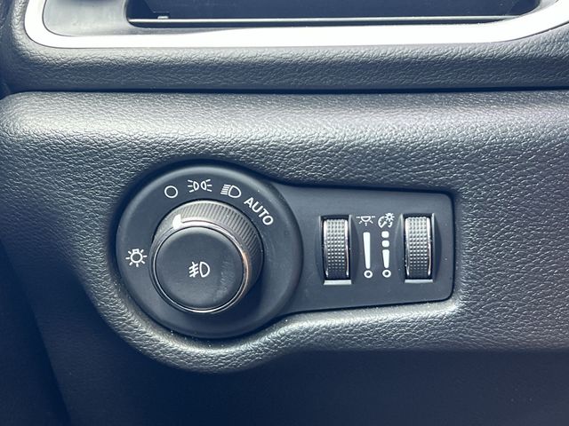 Used 2025 Black Chrysler Select image 27