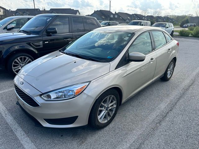 White Gold Metallic 2018 Ford Focus SE Sedan Front-Wheel Drive 6-Speed Automatic