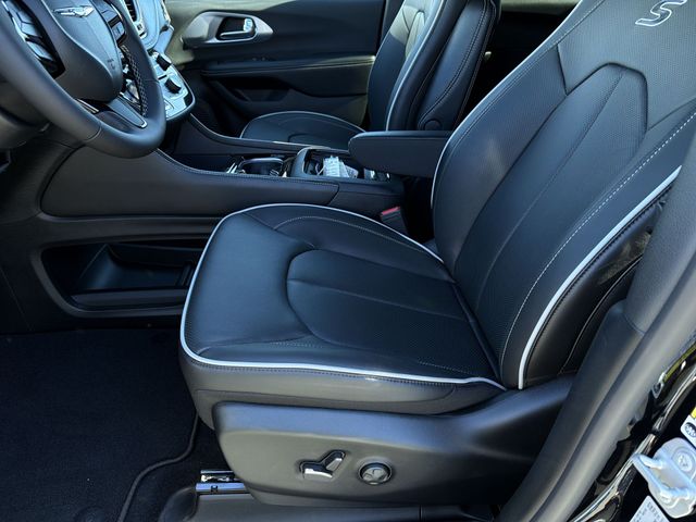New 2026 Diamond Black Crystal Pearl-Coat Exterior Paint Chrysler Limited image 20