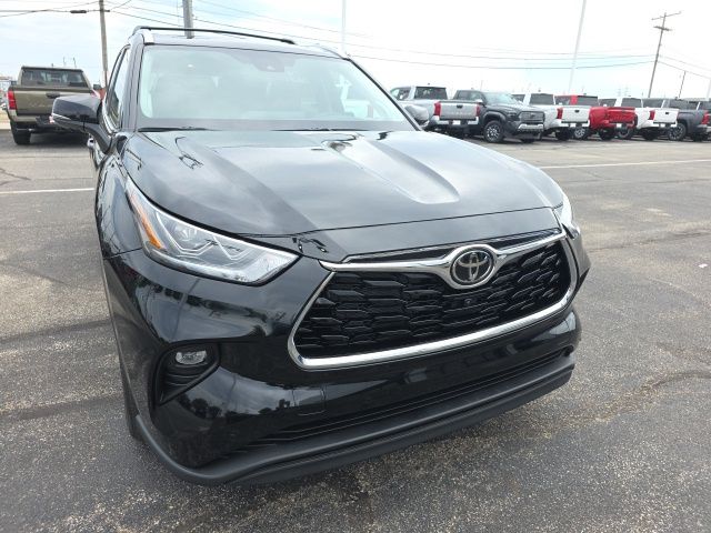 Midnight Black Metallic 2026 Toyota Highlander SUV / Crossover All-Wheel Drive 8-Speed Automatic