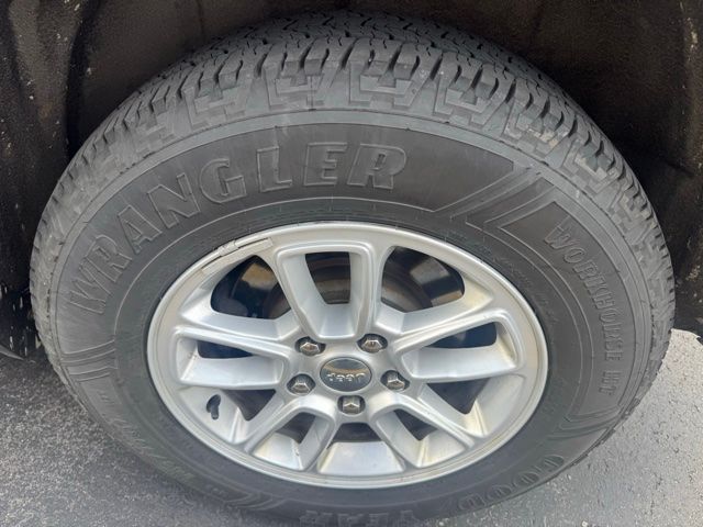 Used 2019 Velvet Red Pearlcoat Jeep Laredo E image 8