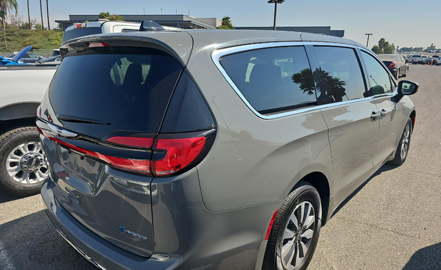 2023 Chrysler Pacifica Hybrid Touring L 3