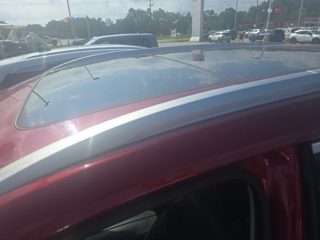 Used 2022 Red Nissan SL image 3