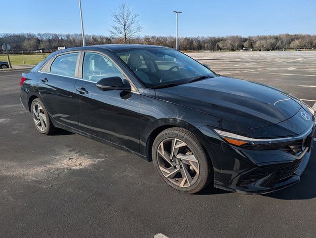Abyss Black 2024 Hyundai Elantra Sedan Front-Wheel Drive Continuously Variable Transmission