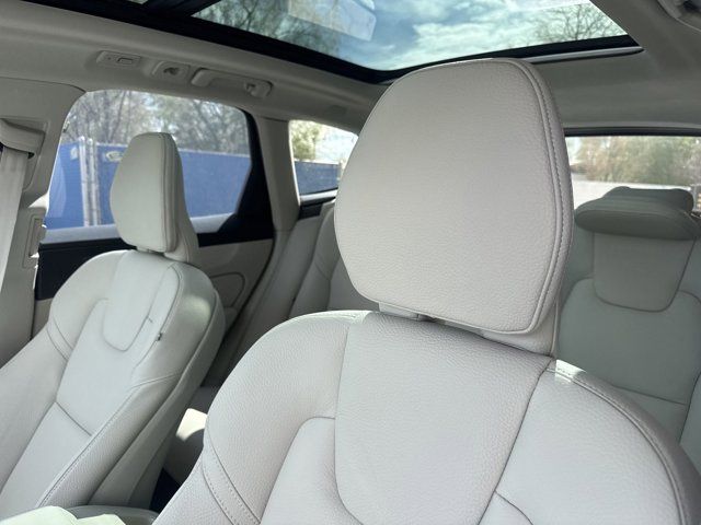 2025 Volvo XC60 Plug-In Hybrid T8 Plus photo