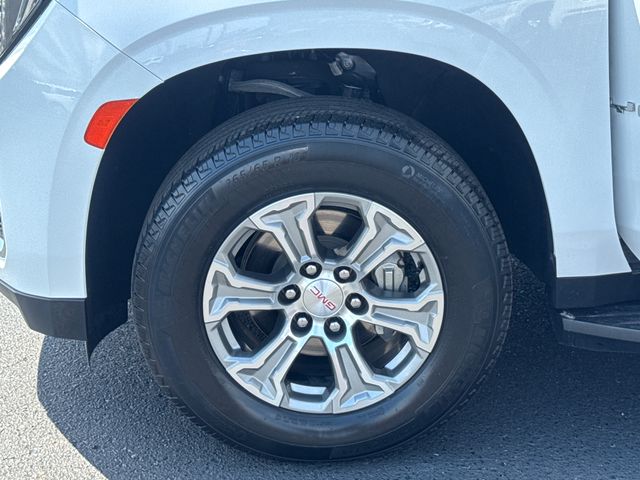 Used 2023 White GMC SLE image 22