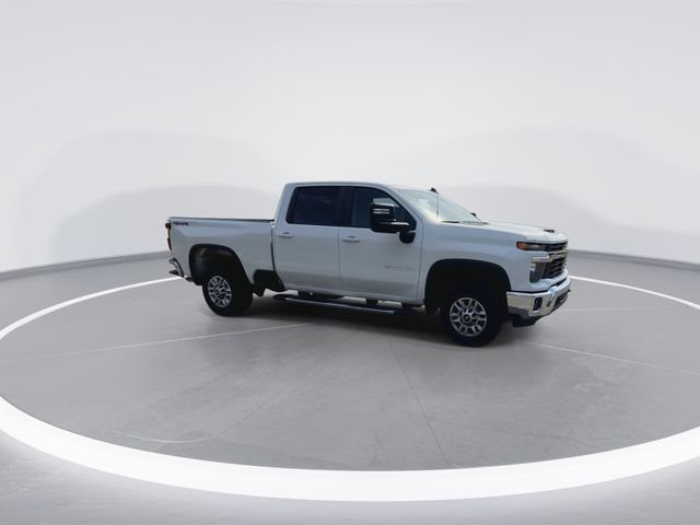Used 2025 White Chevrolet LT image 13