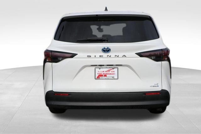 2023 Toyota Sienna LE 21