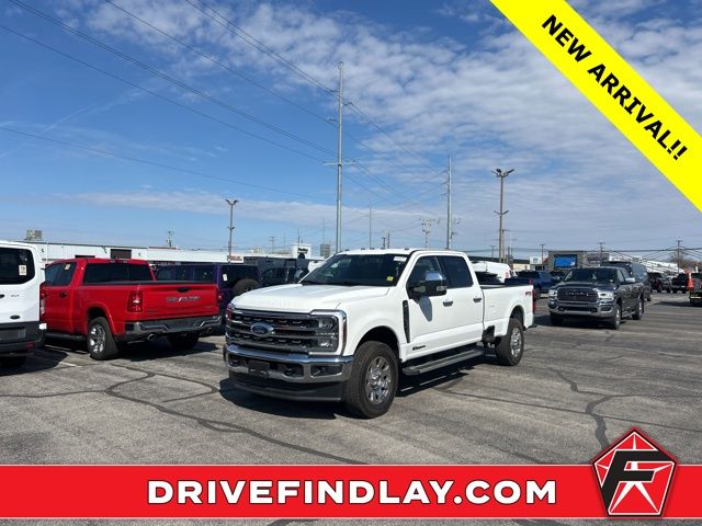 White Metallic 2025 Ford F-350 Super Duty Lariat Crew Cab 4WD Pickup Truck Four-Wheel Drive Automatic
