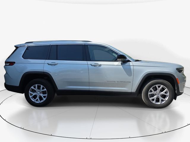 Used 2022 Silver Jeep Limited image 3