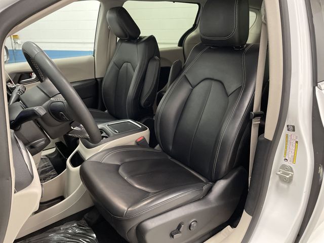 2023 Chrysler Pacifica Touring L photo