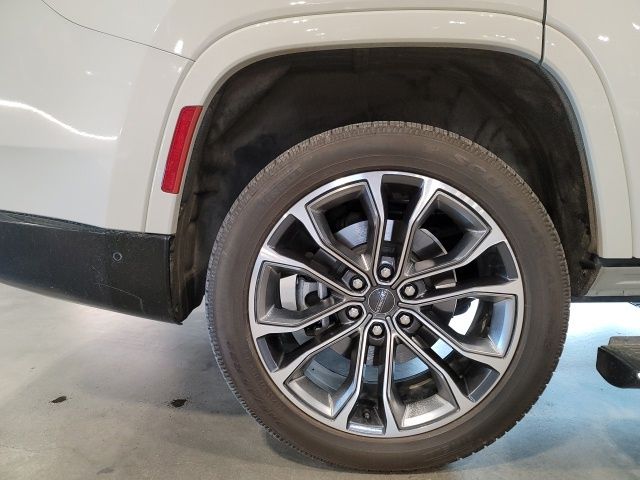 2022 Luxury White Pearlcoat Jeep Grand Wagoneer Series III 4X4 SUV