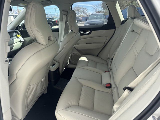 2025 Volvo XC60 Plug-In Hybrid T8 Plus photo