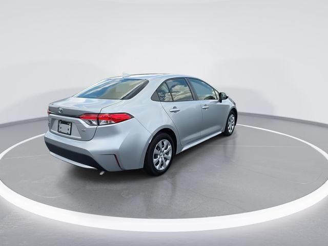 Used 2022 Silver Toyota LE image 8