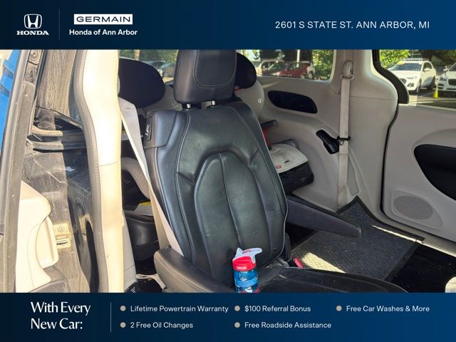 Used 2019 Brilliant Black Crystal Pearlcoat Chrysler Limited image 11